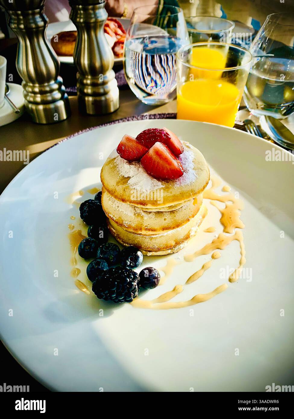 Pancake al siero di latte, frutti di bosco misti con sciroppo d'acero Foto Stock