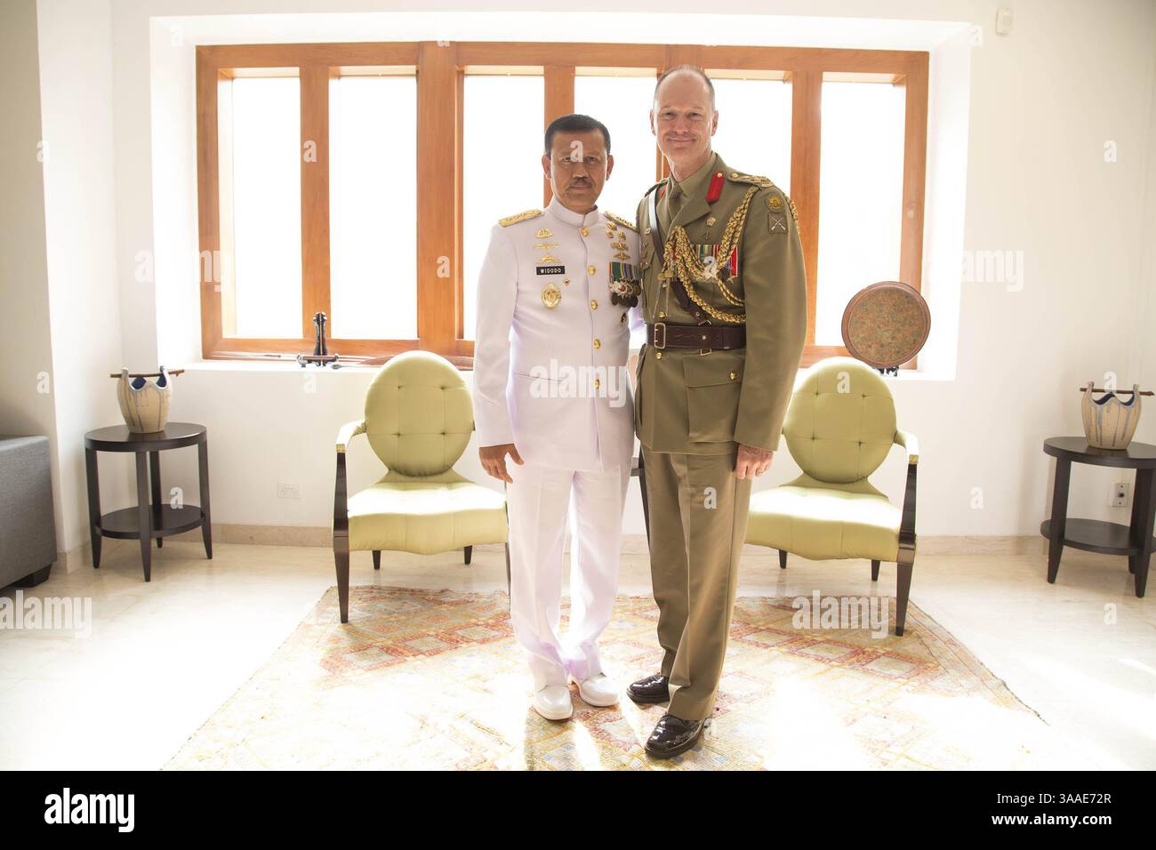 26 ottobre 2015 - Giacarta, Giacarta, Indonesia - GIACARTA, INDONESIA, 26 OTTOBRE: ufficiale della Marina di Australia e Indonesia. L'Ammiraglio indonesiano della Marina in pensione, il Dr. MARSETIO, ha conferito il premio Order of Australia come suo riconoscimento nel facilitare il coordinamento e la collaborazione tra le forze indonesiane e australiane durante il suo servizio attivo. Il premio di prestigio assegnato a solo pochi australiani finiscono e meno a cittadini non australiani. Indonesia e Australia Navy firmano recentemente l'accordo per rafforzare il pattugliamento della zona economica di entrambi i paesi al fine di garantire lo sfruttamento delle risorse marine naturali di entrambi i paesi Foto Stock