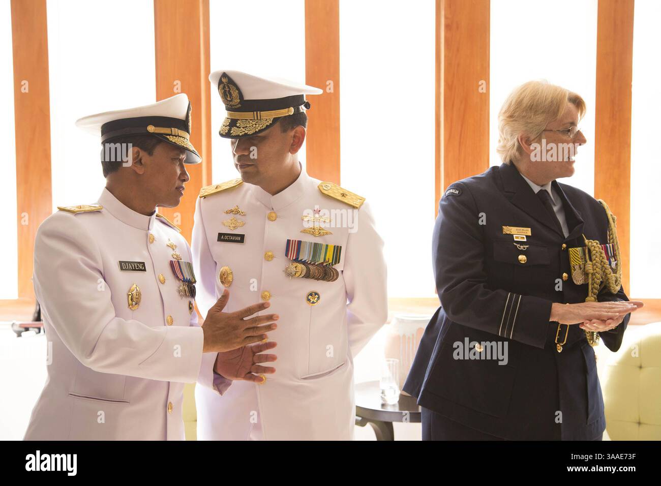 26 ottobre 2015 - Giacarta, Giacarta, Indonesia - GIACARTA, INDONESIA, 26 OTTOBRE: ufficiale della Marina di Australia e Indonesia. L'Ammiraglio indonesiano della Marina in pensione, il Dr. MARSETIO, ha conferito il premio Order of Australia come suo riconoscimento nel facilitare il coordinamento e la collaborazione tra le forze indonesiane e australiane durante il suo servizio attivo. Il premio di prestigio assegnato a solo pochi australiani finiscono e meno a cittadini non australiani. Indonesia e Australia Navy firmano recentemente l'accordo per rafforzare il pattugliamento della zona economica di entrambi i paesi al fine di garantire lo sfruttamento delle risorse marine naturali di entrambi i paesi Foto Stock
