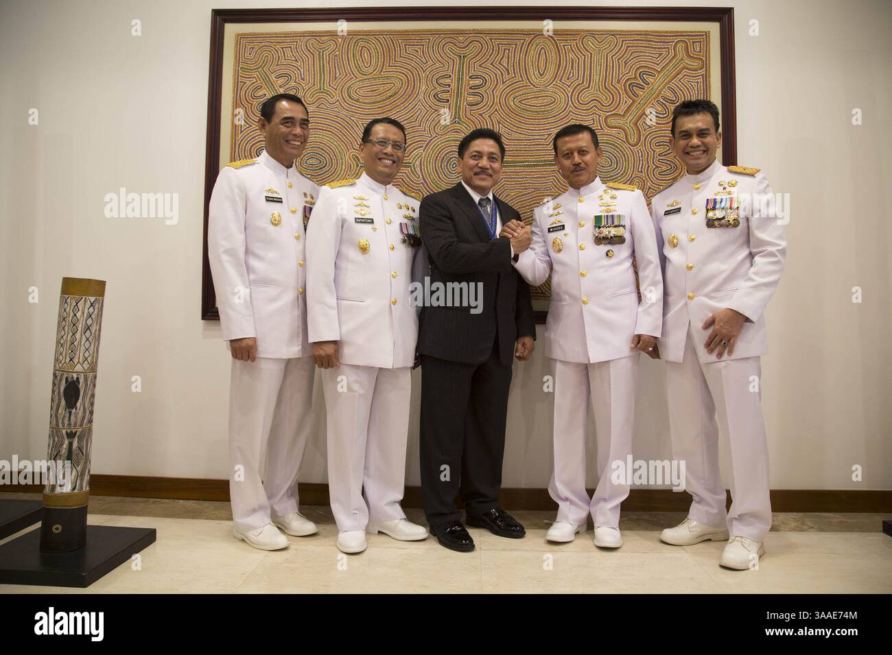 26 ottobre 2015 - Giacarta, Giacarta, Indonesia - GIACARTA, INDONESIA, 26 OTTOBRE: ufficiale della Marina con Dr. MARSETIO (metà) dopo aver ricevuto il premio. L'Ammiraglio indonesiano della Marina in pensione, il Dr. MARSETIO, ha conferito il premio Order of Australia come suo riconoscimento nel facilitare il coordinamento e la collaborazione tra le forze indonesiane e australiane durante il suo servizio attivo. Il premio di prestigio assegnato a solo pochi australiani finiscono e meno a cittadini non australiani. Indonesia e Australia Navy firmano recentemente l'accordo per rafforzare il pattugliamento della zona economica di entrambi i paesi al fine di garantire lo sfruttamento della natura marina Foto Stock