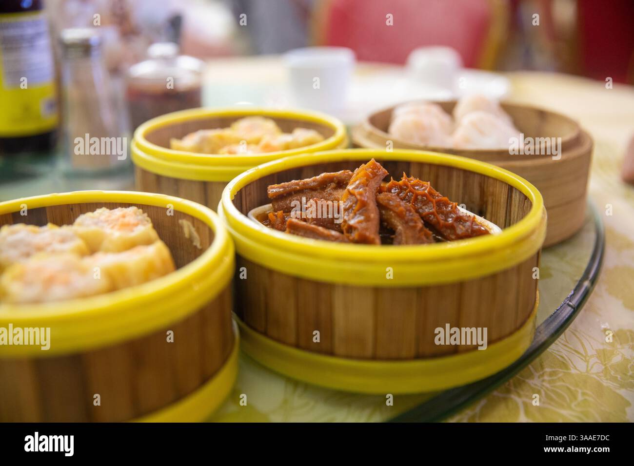 Vari Dim sum in cestelli di bambù Foto Stock