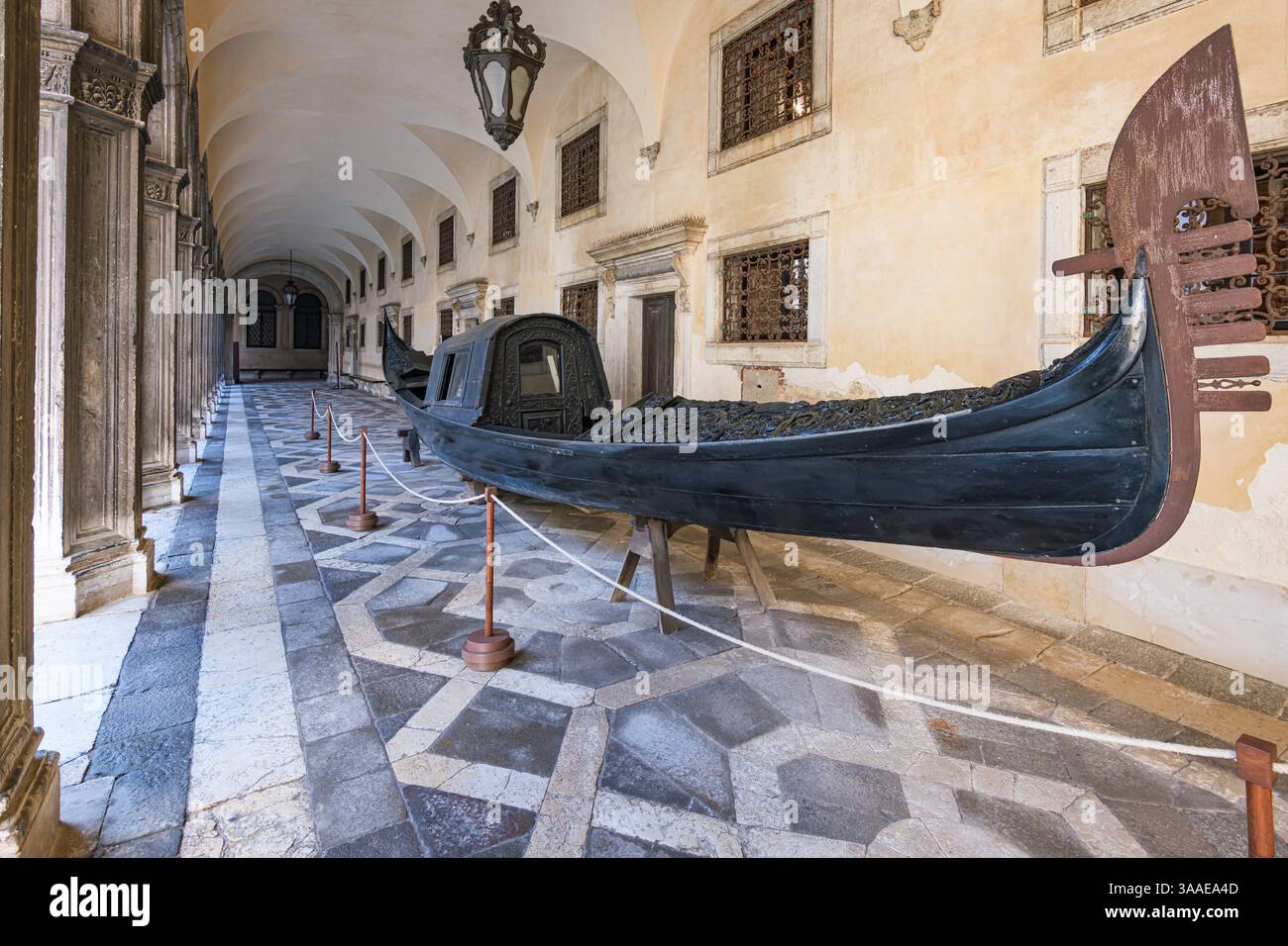 La Gondola Nera del Doge: Un simbolo di potere e mistero Foto Stock