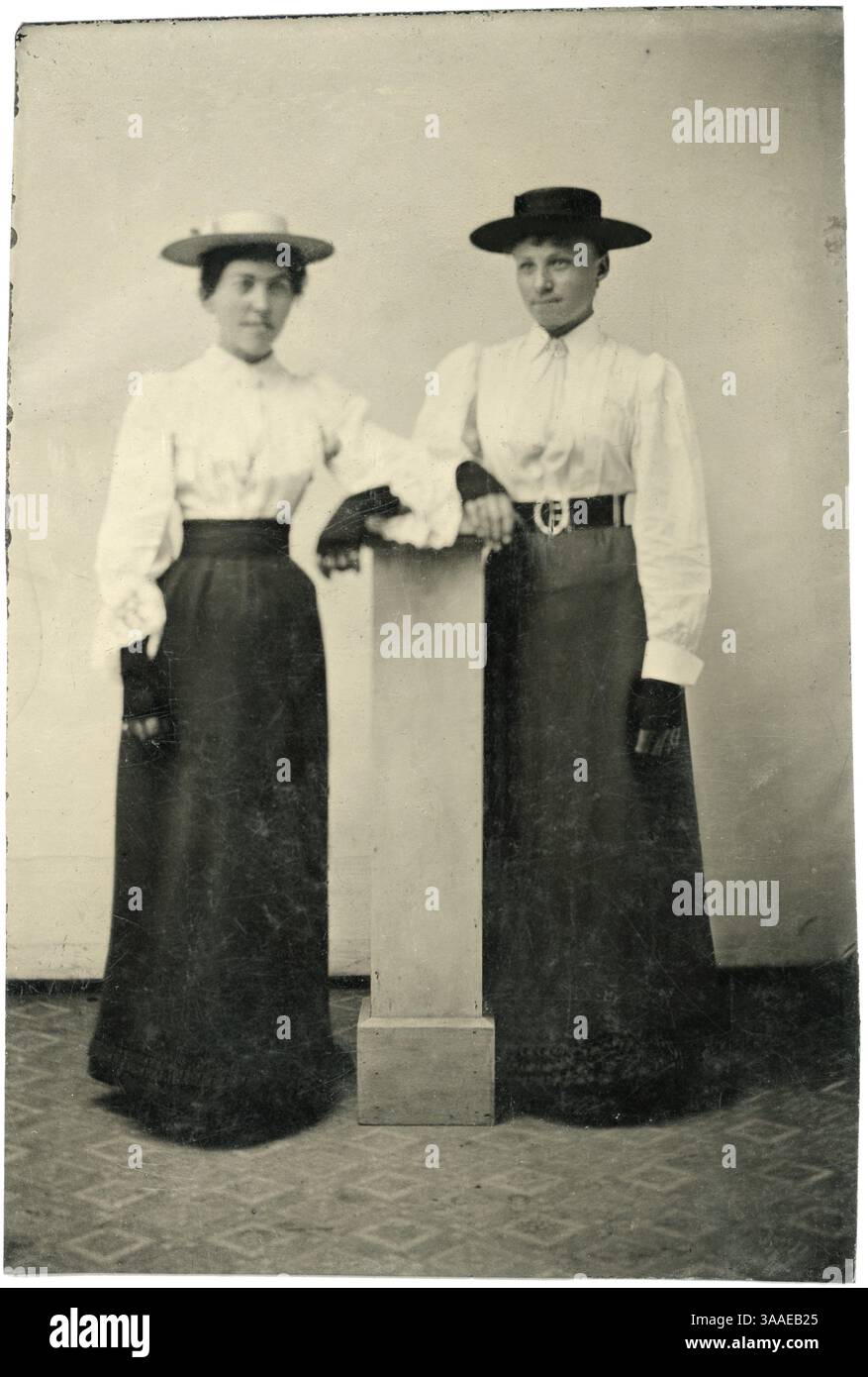 20 luglio 2015 - Ritratto di due donne adulte in cappelli e abiti lunghi appoggiati su colonna, circa 1870 (immagine di credito: © Glasshouse via ZUMA Wire) Foto Stock