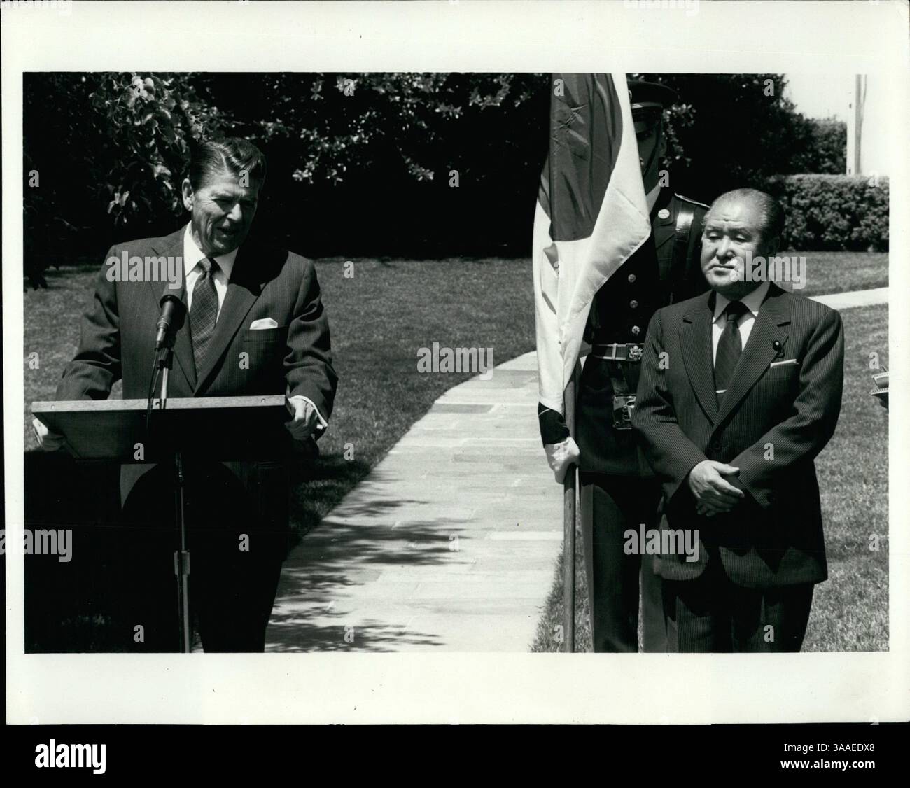 8 agosto 1981 - Washington, Distretto di Columbia, Stati Uniti - il presidente Ronald W. Reagan parla ai giornalisti della partenza del primo ministro Suzuki e della fine dei loro incontri qui alla Casa Bianca. Suzuki tornerà in Giappone sabato. I colloqui tra i due leader mondiali si sono conclusi in modo soddisfacente e molti problemi sono stati risolti per quanto riguarda il commercio, ecc. (Credit Image: © CNP via ZUMA Wire/ZUMAPRESS.com) Foto Stock