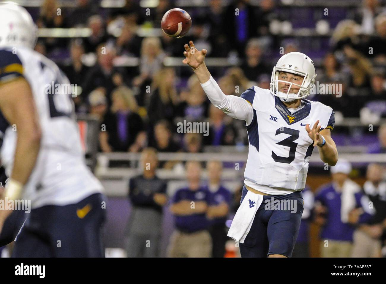 Il quarterback dei West Virginia Mountaineers Skyler Howard (3) lancia un passaggio durante una partita di football della NCAA contro il TCU all'Amon G. Carter Stadium sabato 29 ottobre 2015, a ft. Worth, Texas. Michael Prengler/CSM(immagine di credito: © Michael Prengler/CSM via ZUMA Wire) Foto Stock