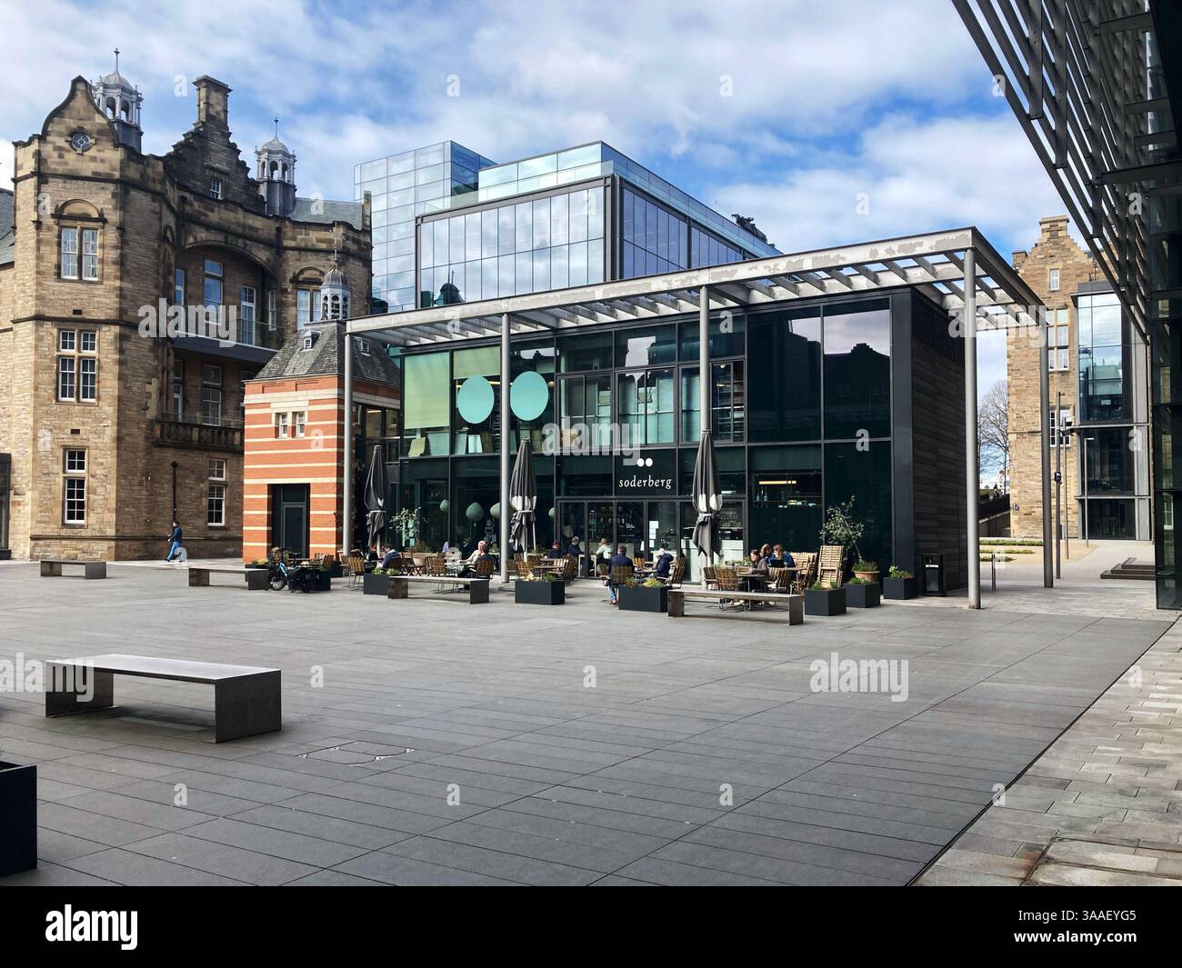 Soderberg Cafe con tavoli all'aperto presso il Lister Square Quartermile Development, Edimburgo, Scozia - Immagine stock catturata con smartphone