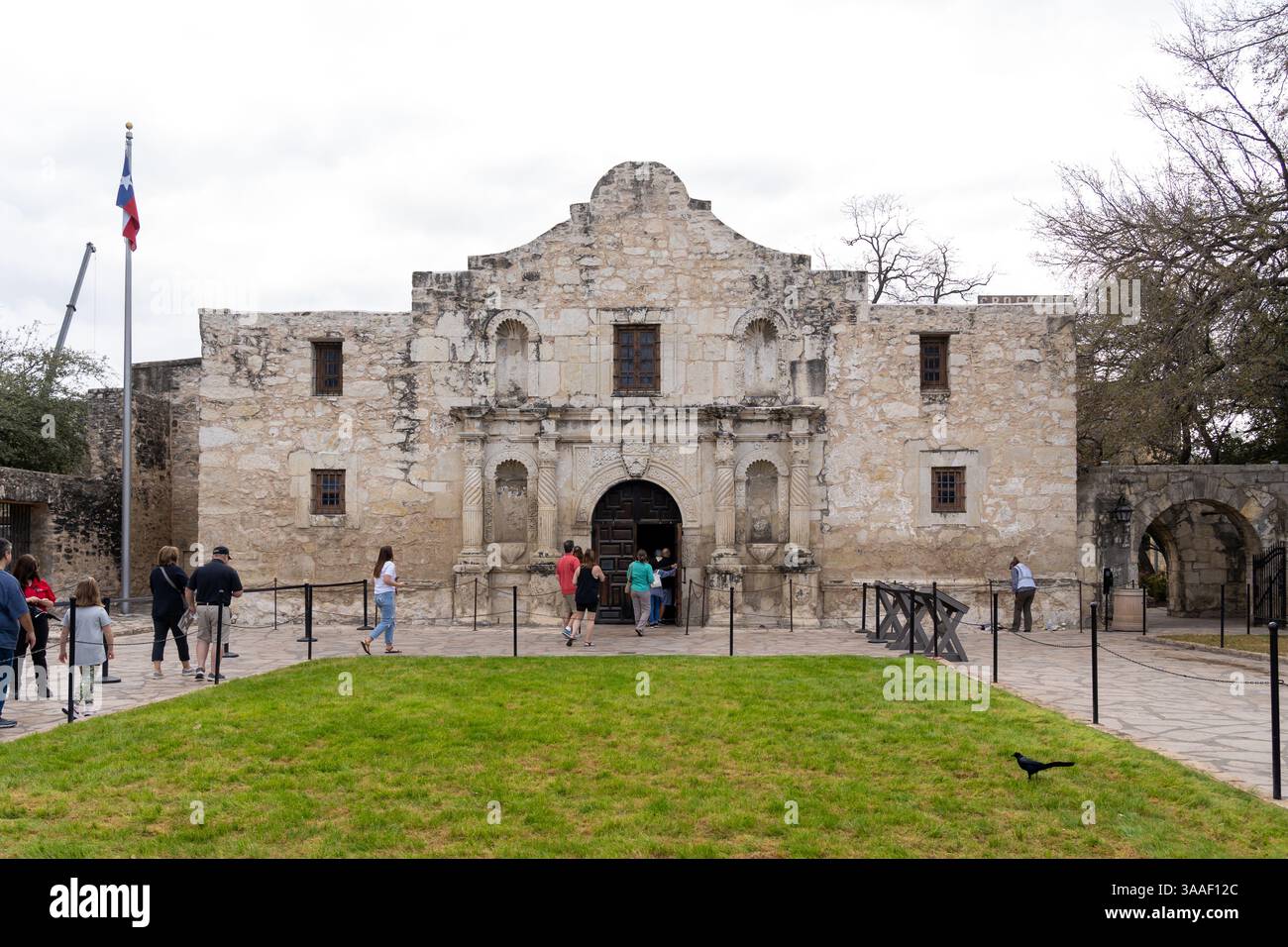 San Antonio, Texas, Stati Uniti - 17 marzo 2022: Le persone aspettano di visitare Alamo a San Antonio, Texas, Stati Uniti. Foto Stock