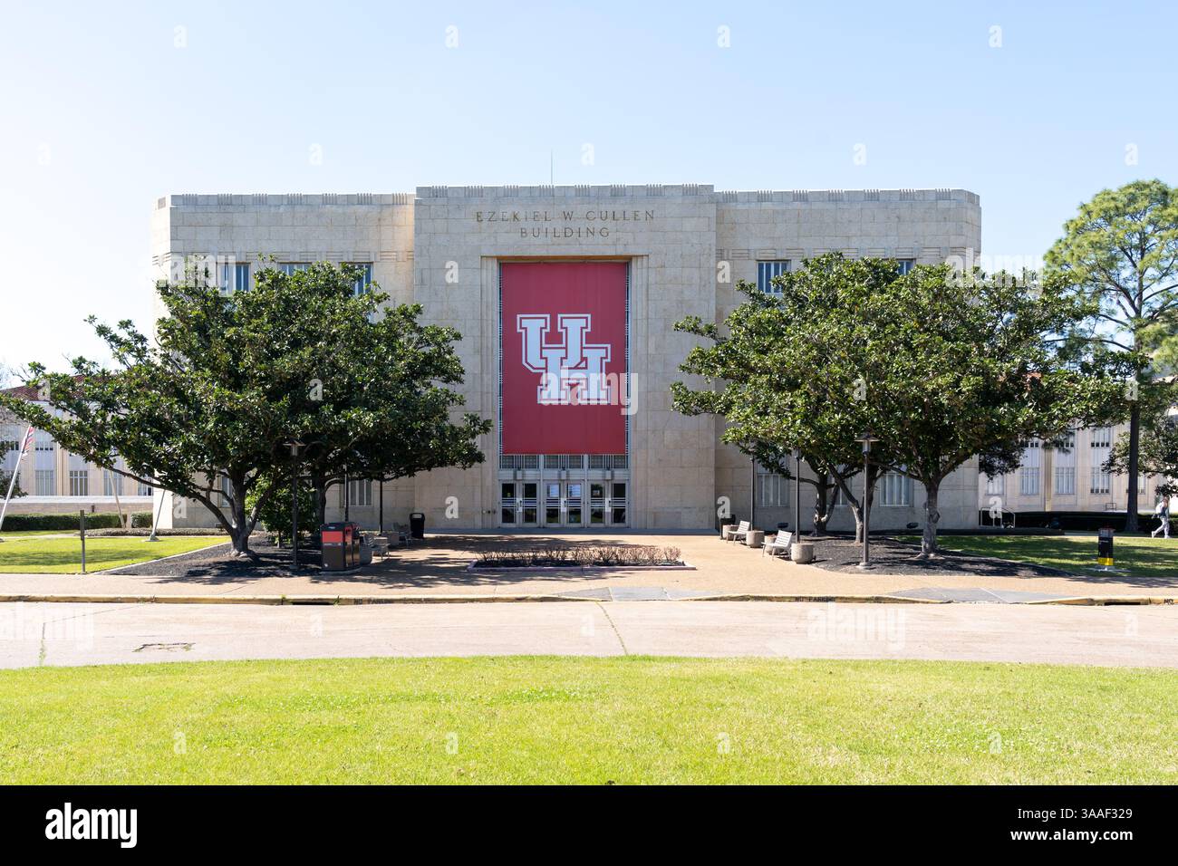 Houston, Texas, USA - 27 febbraio 2022: Il cartello UH sull'edificio Ezechiel W. Cullen nel campus dell'Università di Houston. Foto Stock