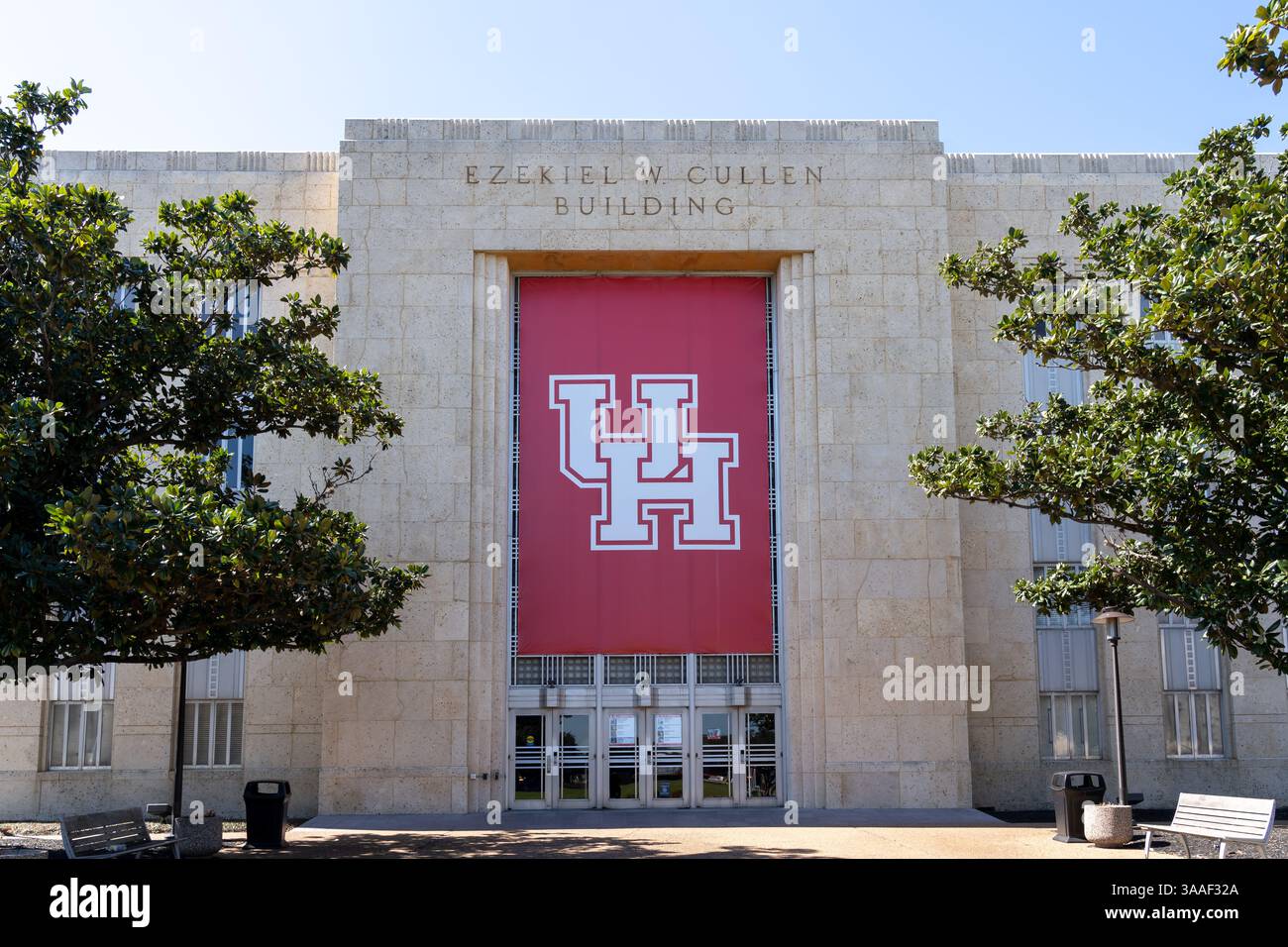 Houston, Texas, USA - 27 febbraio 2022: Il cartello UH sull'edificio Ezechiel W. Cullen nel campus dell'Università di Houston. Foto Stock