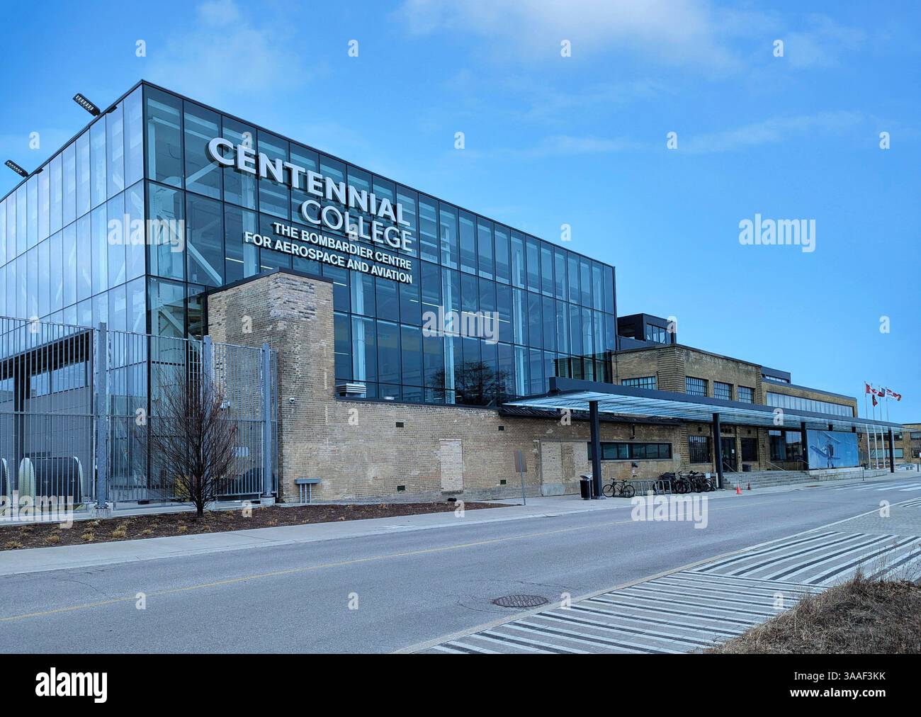 Toronto, Canada - 28 marzo 2025: Una vecchia fabbrica di aeroplani è stata trasformata in un edificio universitario Foto Stock