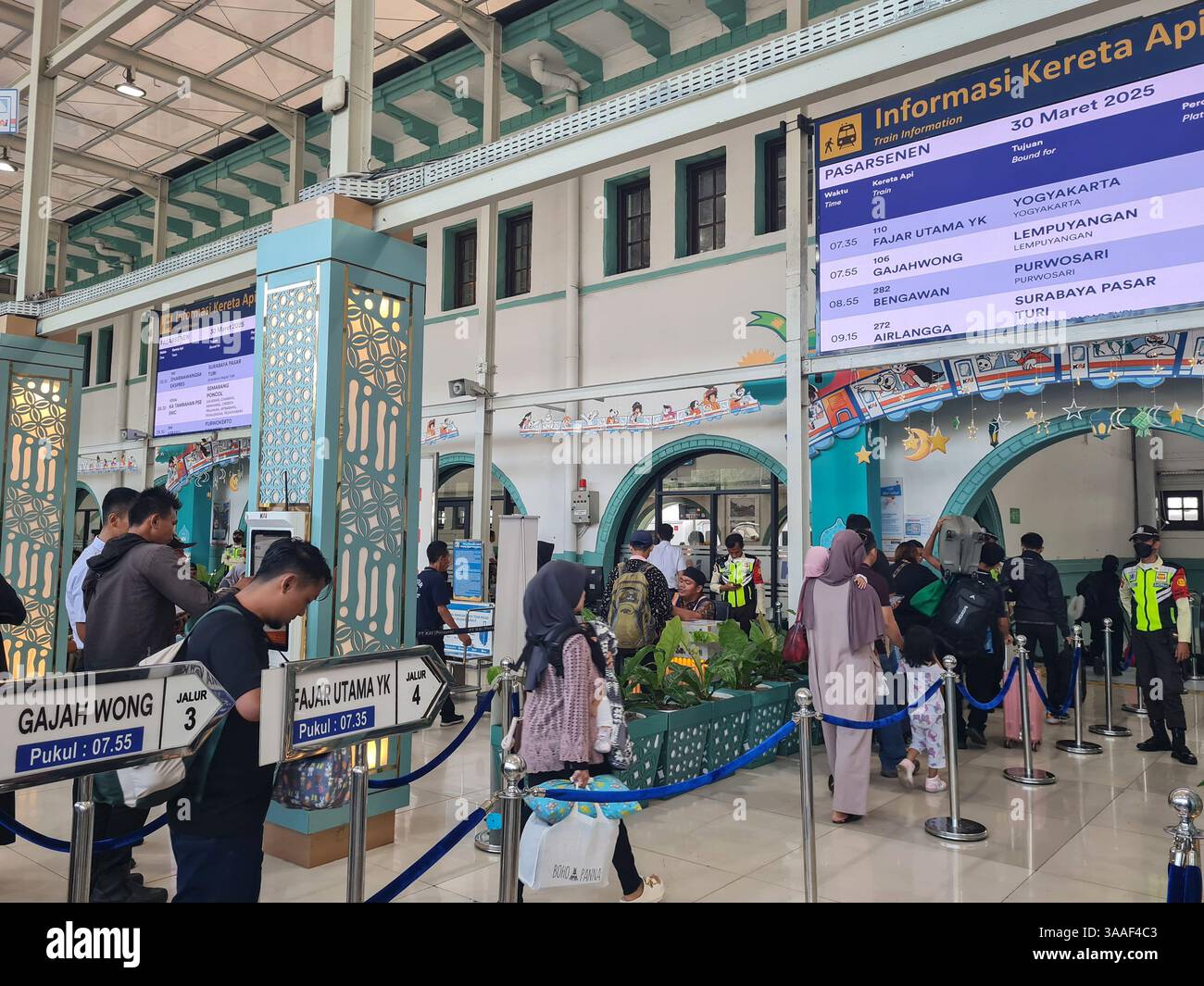 Giacarta, Indonesia - 30 marzo 2025. Scena alla stazione ferroviaria Senen di Giacarta al Ramadan prima di Eid al-Fitr. Foto Stock