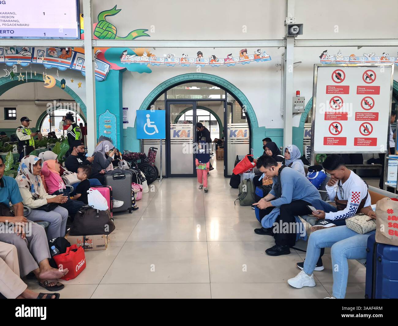 Giacarta, Indonesia - 30 marzo 2025. Scena alla stazione ferroviaria Senen di Giacarta al Ramadan prima di Eid al-Fitr. Foto Stock
