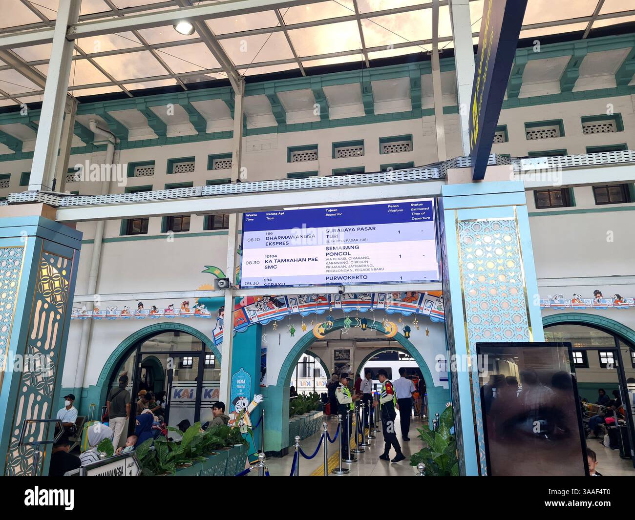 Giacarta, Indonesia - 30 marzo 2025. Scena alla stazione ferroviaria Senen di Giacarta al Ramadan prima di Eid al-Fitr. Foto Stock