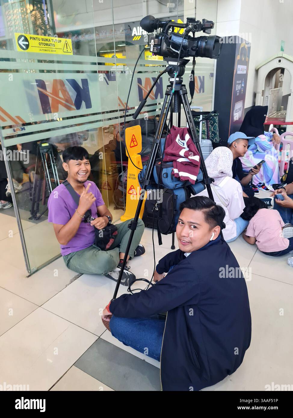 Giacarta, Indonesia - 30 marzo 2025. Scena alla stazione ferroviaria Senen di Giacarta al Ramadan prima di Eid al-Fitr. Foto Stock
