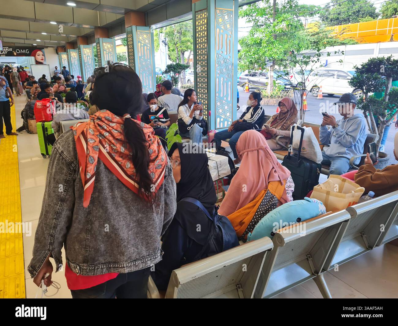Giacarta, Indonesia - 30 marzo 2025. Scena alla stazione ferroviaria Senen di Giacarta al Ramadan prima di Eid al-Fitr. Foto Stock