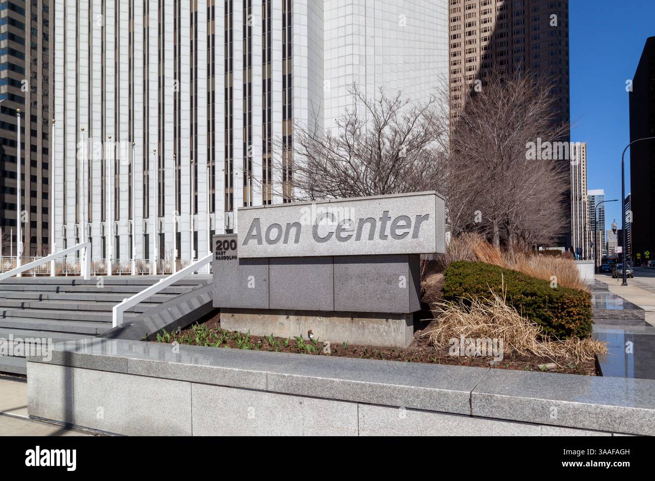 Chicago, Illinois, USA - 28 marzo 2022: Cartello Aon Center fuori dall'edificio degli uffici di Chicago, Illinois, USA. Foto Stock