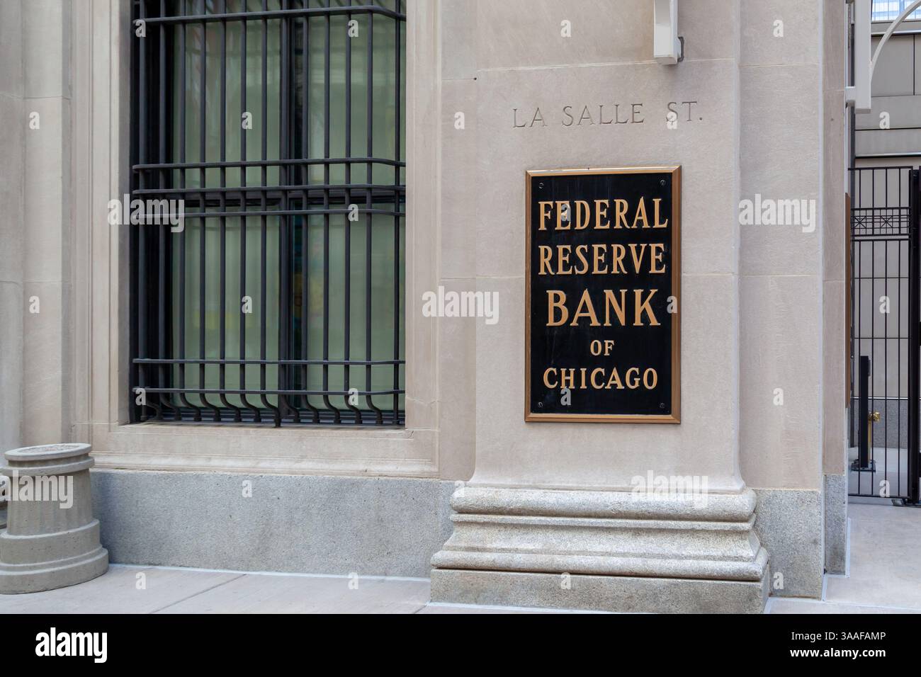 Chicago, Illinois, USA - 28 marzo 2022: Il cartello per la Federal Reserve Bank of Chicago sull'edificio della sua sede. Foto Stock
