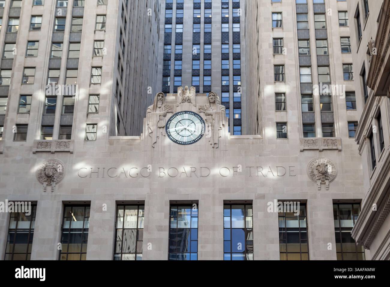 Chicago, Illinois, USA - 28 marzo 2022: Il cartello Chicago Board Options Exchange (Cboe) è visibile nell'edificio di Chicago, Illinois, USA. Foto Stock
