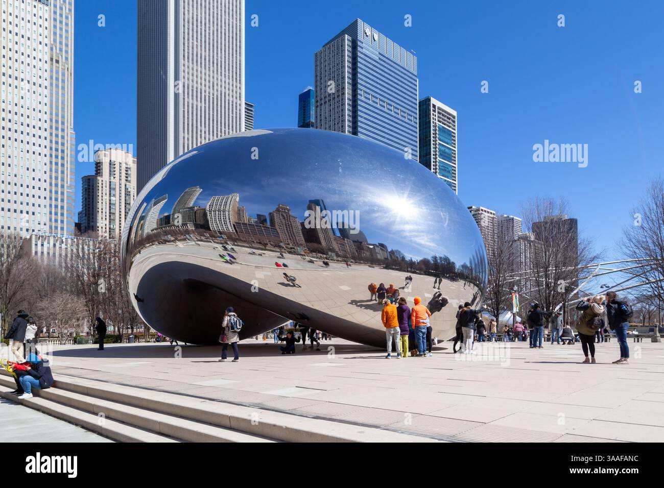 Chicago, Illinois, USA - 28 marzo 2022: Persone che visitano la scultura chiamata Cloud Gate al Millennium Park di Chicago, Illinois, USA. Foto Stock