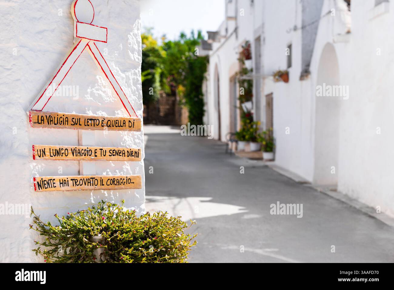 Vista sulla strada con citazione ispiratrice sull'insegna Foto Stock