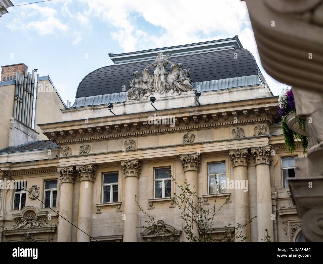 Esterno dell'Ambasciata della Repubblica ellenica Grecia a Vienna. Scultura sul tetto sopra l'ingresso. Caratteristiche architettoniche. Foto Stock