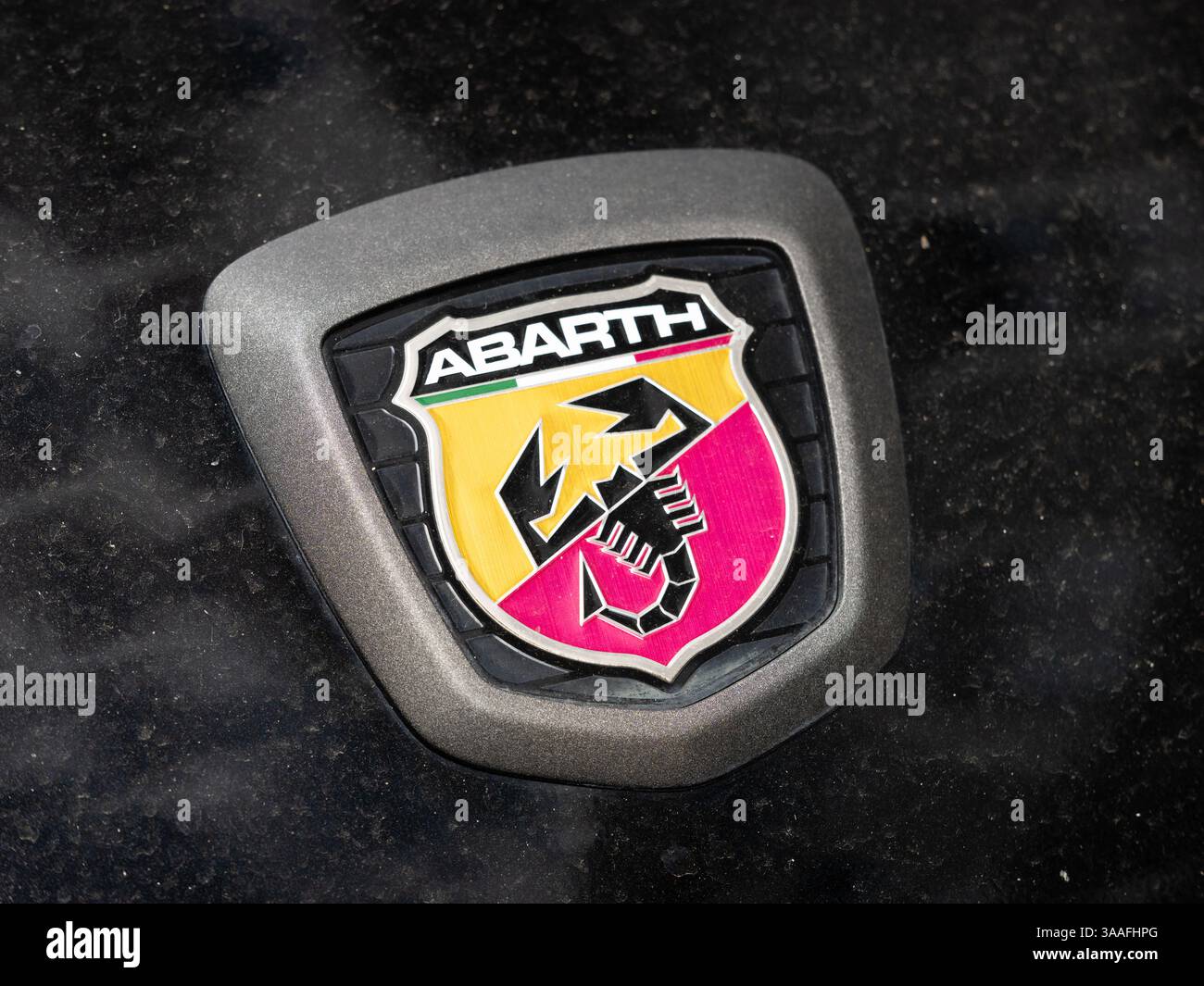 Primo piano con il logo Abarth. Emblema del costruttore italiano di auto da corsa. Uno scorpione fa parte dell'icona. Segnaletica su un modello Fiat 500. Foto Stock
