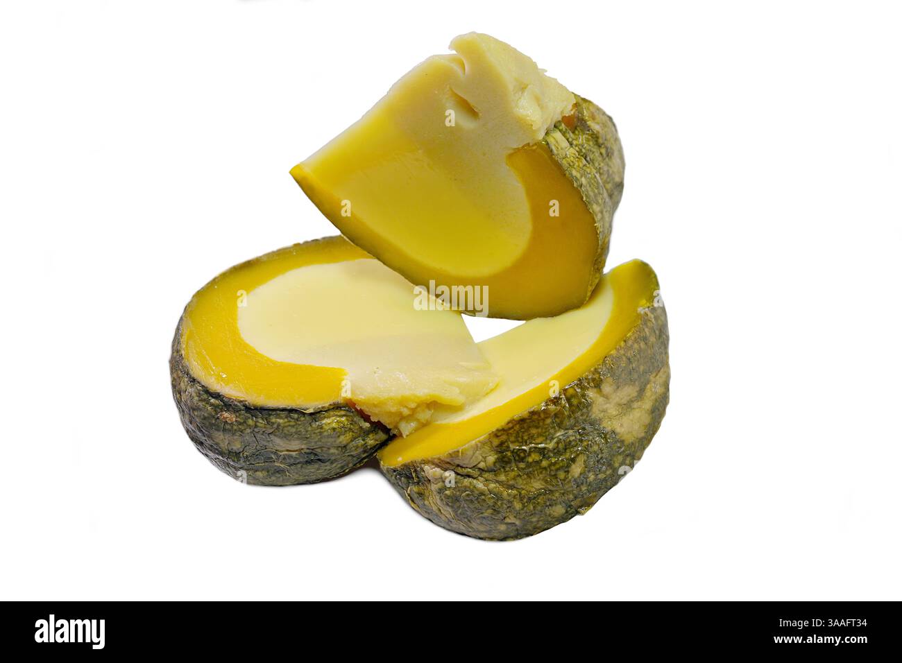 Primo piano di 3 fette di sangkaya faktong o crema di zucca tailandese al vapore, un dessert tradizionale a base di crema di cocco, uova e zucchero, isolato Foto Stock