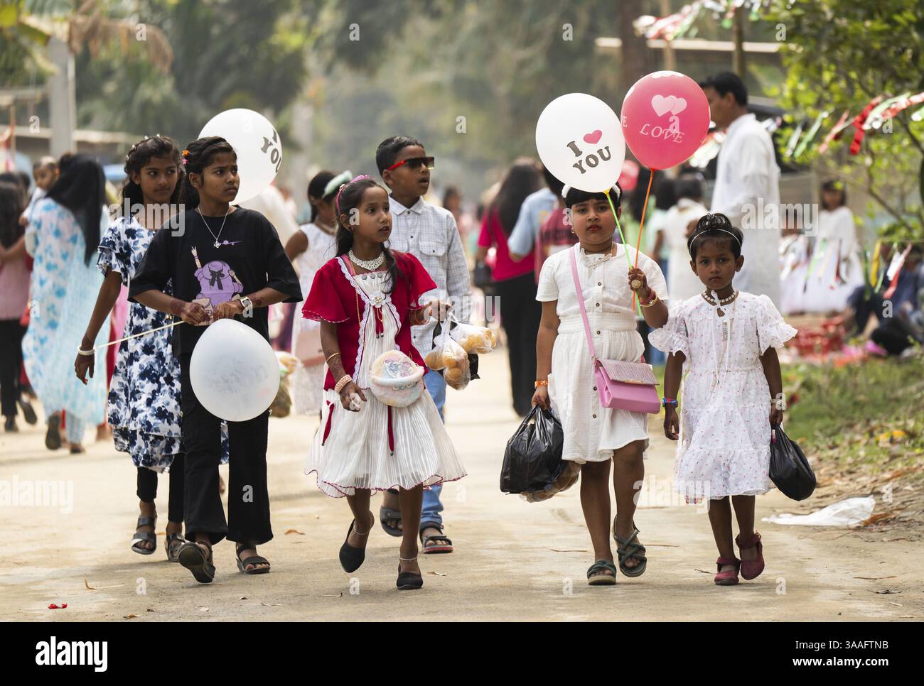 KAYAKUCHI, INDIA - MARZO 31: I bambini musulmani celebrano Eid al-Fitr a Kayakuchi, India, il 31 marzo 2025. I musulmani di tutto il mondo stanno festeggiando Foto Stock