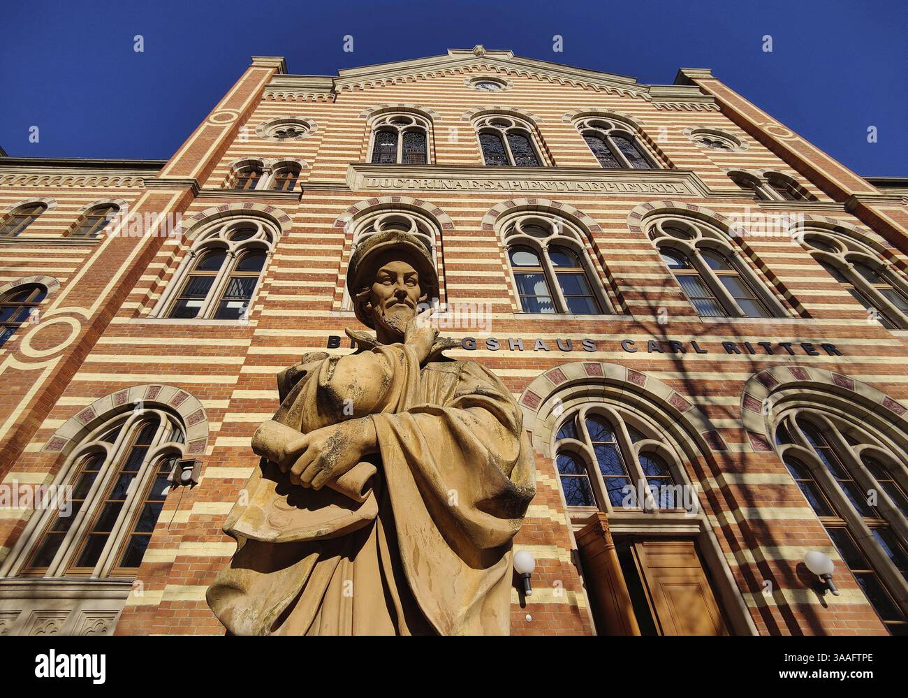 Carl Ritter Education Centre con monumento a Philipp Melantone, Quedlinburg, Sassonia-Anhalt, Germania, Europa Foto Stock