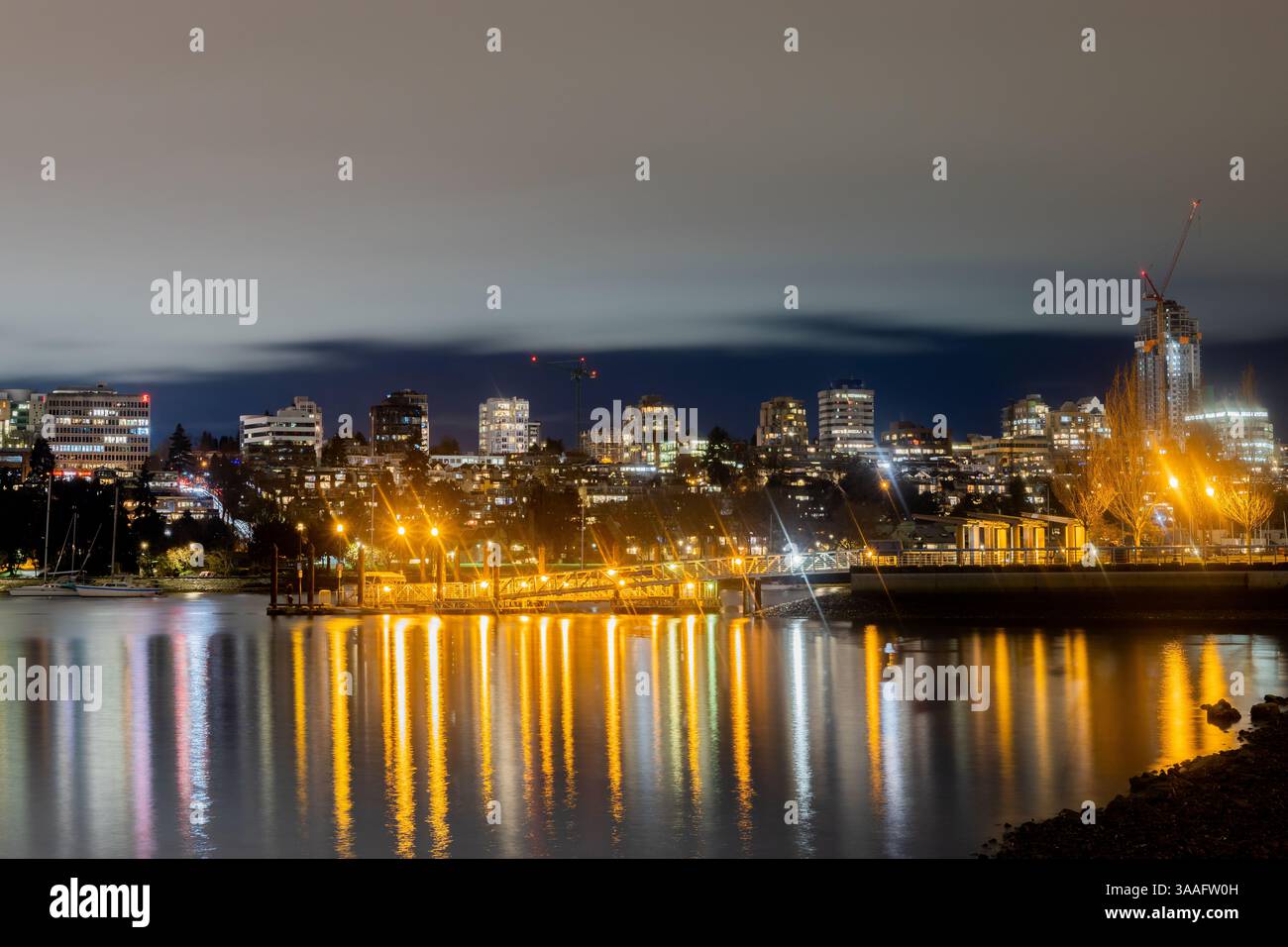 Skyline di Vancouver di notte dal David Lam Park, marzo 2025 Foto Stock