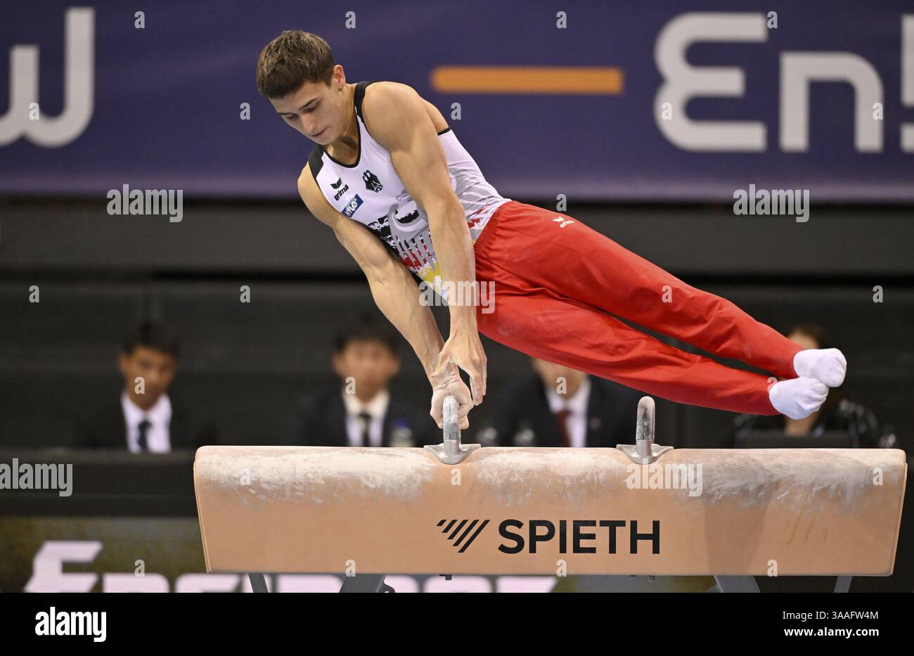 Timo Eder GER pommel ginnastica di azione a cavallo, EnBW DTB-Pokal, Porsche-Arena, Stoccarda, Baden-Wuerttemberg, Germania, Europa Foto Stock
