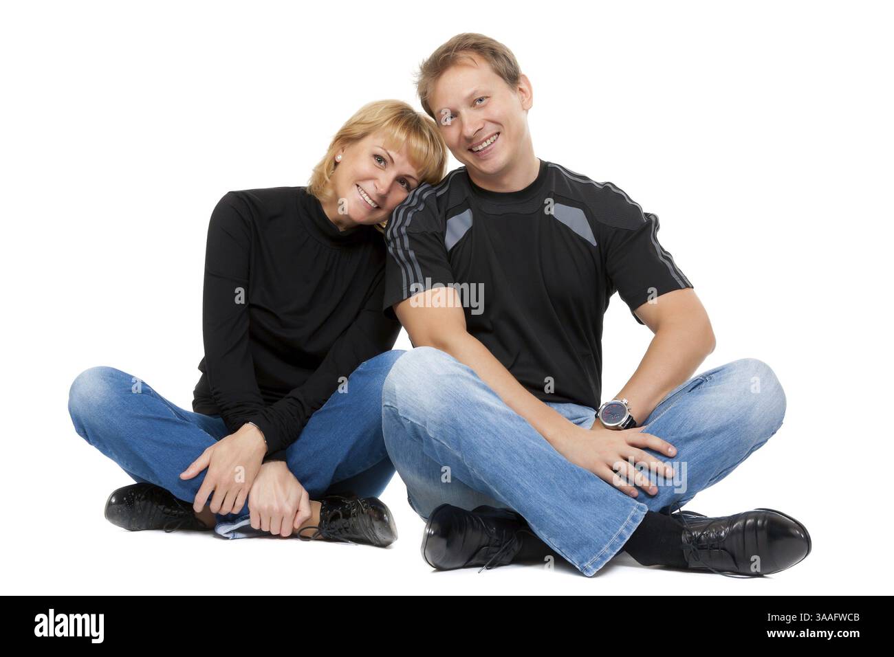 Bella giovane in amore seduta nella posizione del loto, isolare su bianco Foto Stock