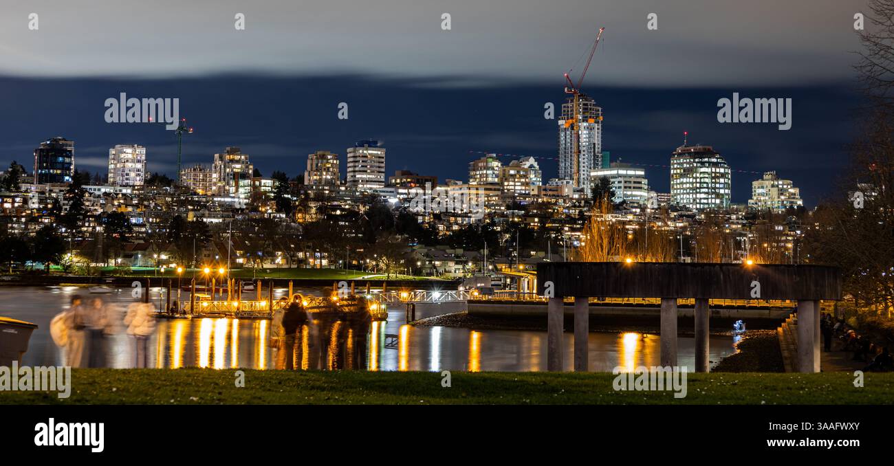 Skyline di Vancouver di notte dal David Lam Park, marzo 2025 Foto Stock
