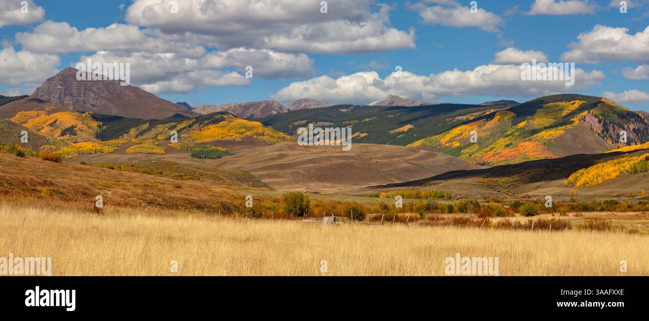 Monte Teocalli (13.2132') che sorge sopra un mare di colore autunnale nella catena degli alci fuori Crested Butte Colorado. Foto Stock