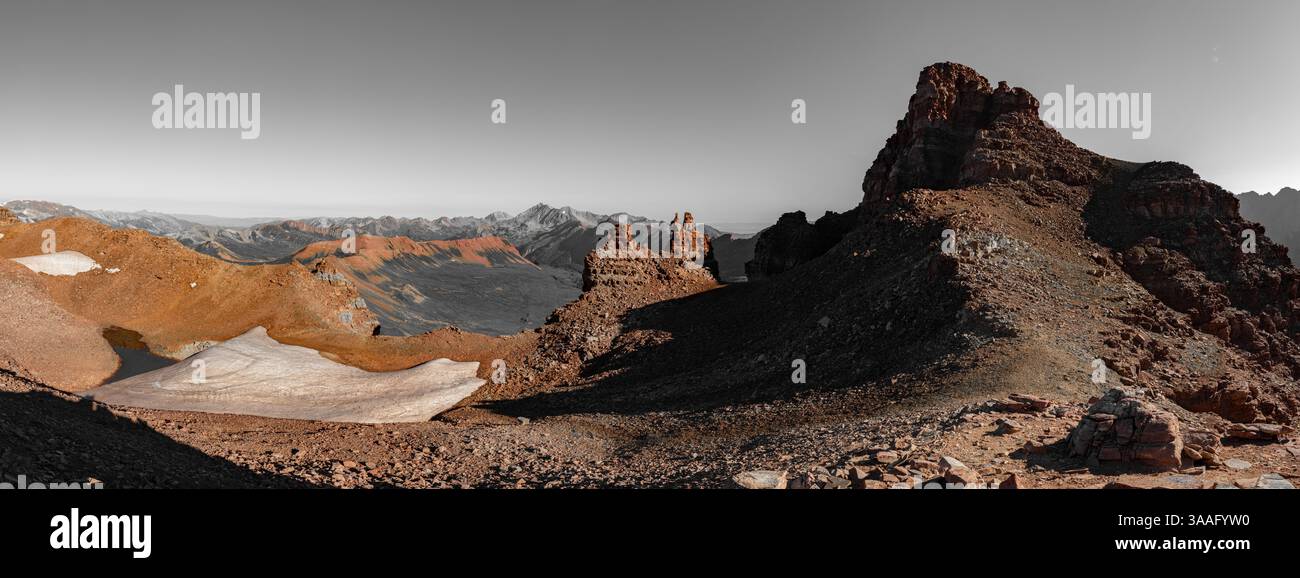 Un paio di macchie di neve rimangono alla fine dell'estate sotto l'improbabile cono sommitale del Belleview Mountain (13.248') nella catena degli alci vicino a Crested Butte CO. Foto Stock