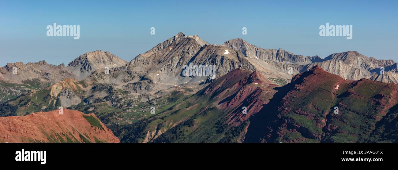 Snowmass Mountain (14,105') e Capitol Peak (14,138') si innalzano sopra altre montagne della catena degli alci del Colorado. Foto Stock