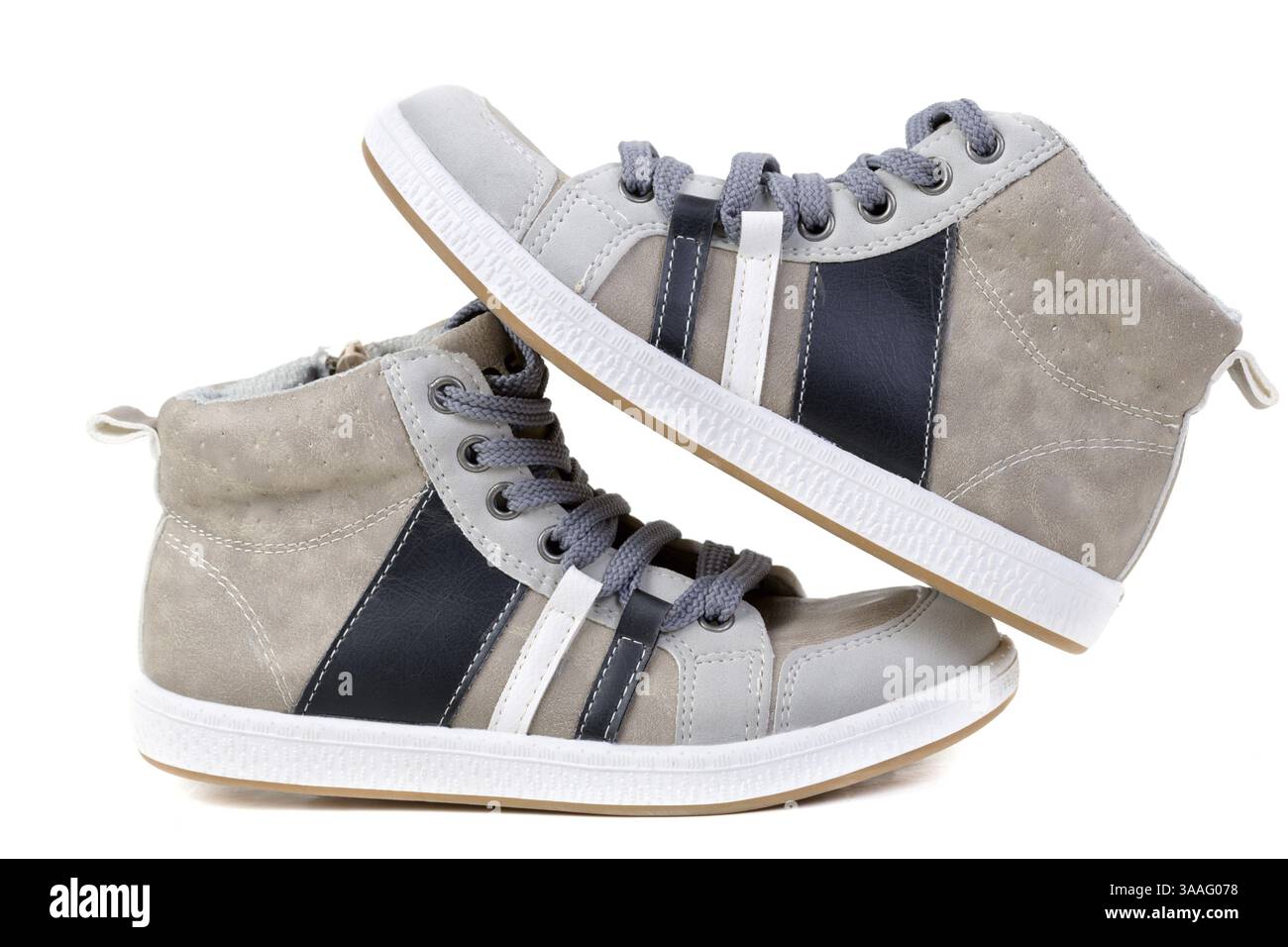 Sneaker eleganti in pelle con isolamento bianco Foto Stock