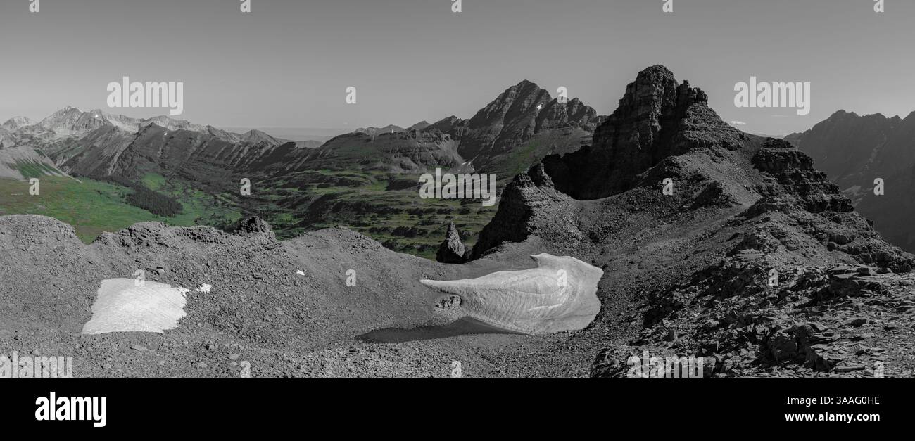 Un paio di macchie di neve rimangono alla fine dell'estate sotto l'improbabile cono sommitale del Belleview Mountain (13.248') nella catena degli alci vicino a Crested Butte CO. Foto Stock