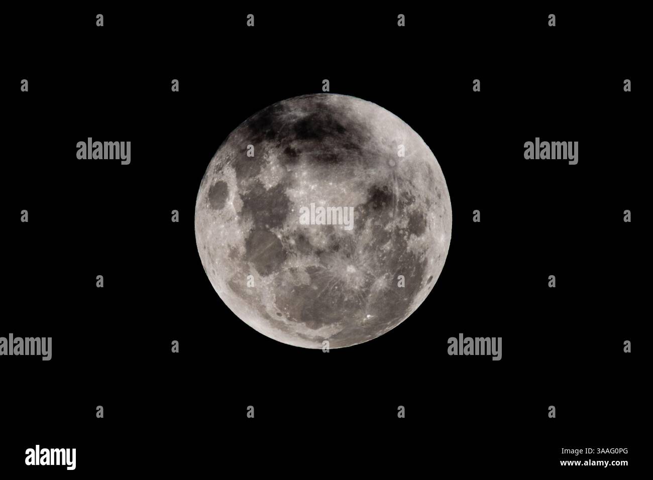 Eclipse lunare parziale - Blood Moon, Full Moon e nuvole a Blayney, Central West, NSW, Australia. Foto Stock