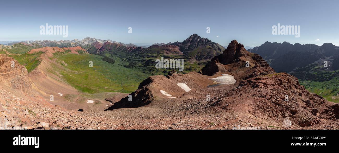 Un paio di macchie di neve rimangono alla fine dell'estate sotto l'improbabile cono sommitale del Belleview Mountain (13.248') nella catena degli alci vicino a Crested Butte CO. Foto Stock