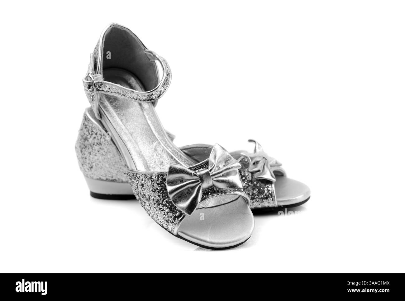 Sandali eleganti per ragazze. Isolare su bianco Foto Stock