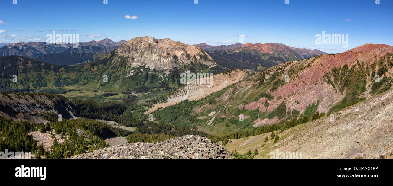 Gothic Mountain (12.631,) e il variopinto Monte Baldy (12.805') nella catena montuosa degli alci, fuori Crested Butte Colorado. Foto Stock