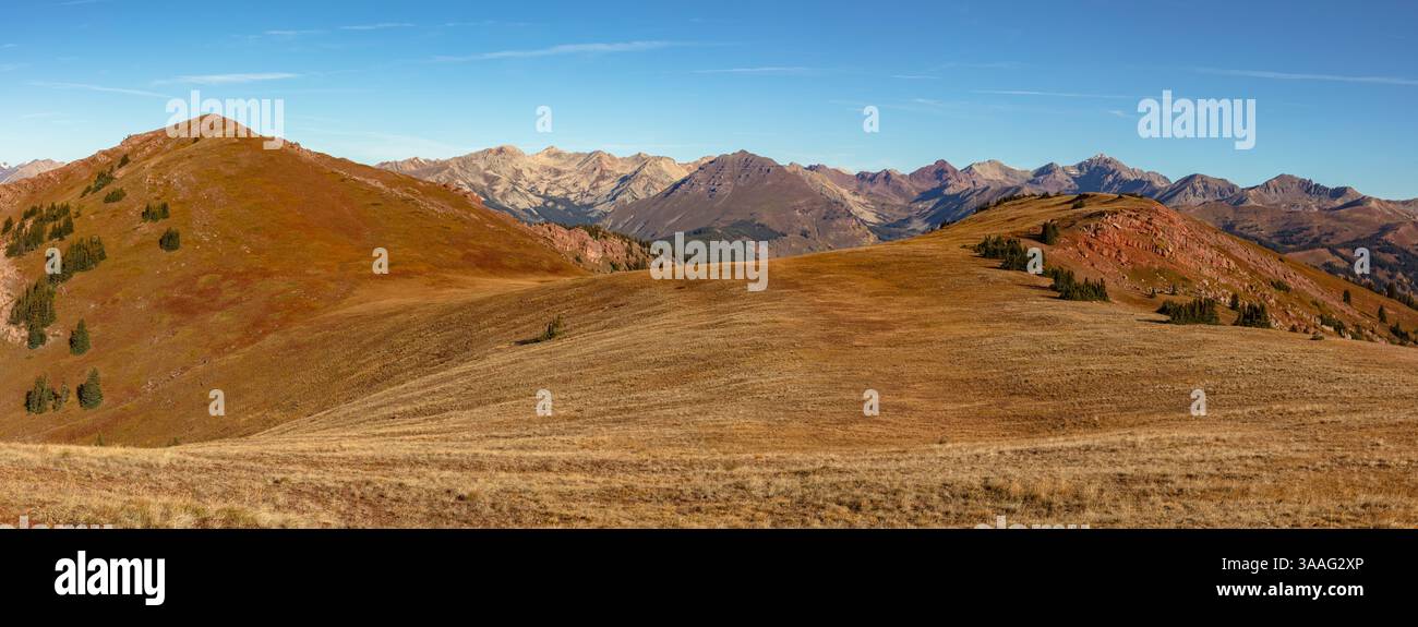 Vicino a sinistra Double Top North (194 metri), al centro della montagna Teocalli (213 metri) e a molti altri picchi della catena degli alci in una limpida giornata autunnale vicino a Crested Butte CO Foto Stock