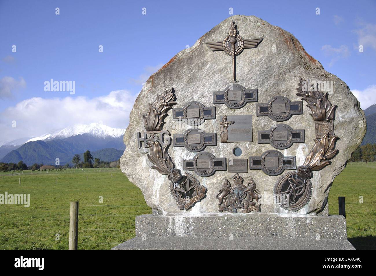 Memorial a Kowhitarangi nel Westland, dove sette poliziotti e cittadini sono stati uccisi da Stanley Graham. La casa di Graham, che una volta stava dietro il memo Foto Stock