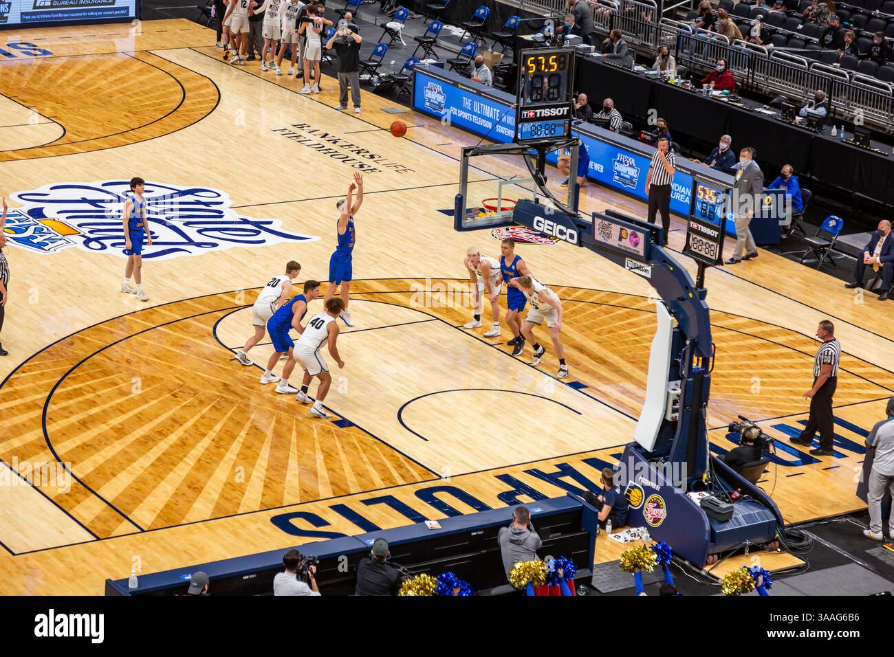 La partita di basket del campionato IHSAA 2A 2021 con Blackhawk & Parke Heritage presso Banker's Life (ora Gainbridge) Fieldhouse - Indianapolis, Indiana, USA. Foto Stock