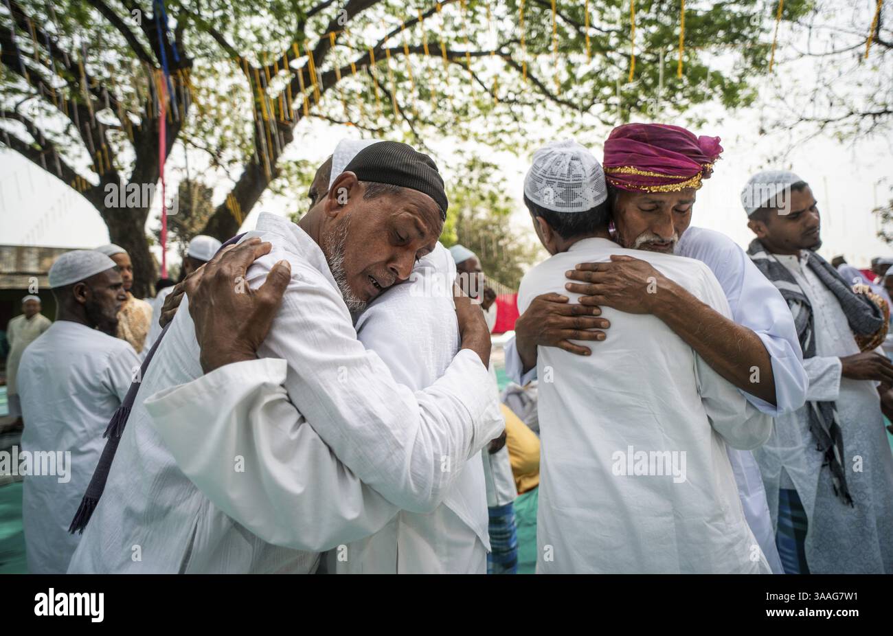 KAYAKUCHI, INDIA - MARZO 31: I musulmani salutano gli altri dopo aver eseguito la preghiera di Eid al-Fitr a Eidgah a Kayakuchi, India, il 31 marzo 2025. Musulmani in giro Foto Stock