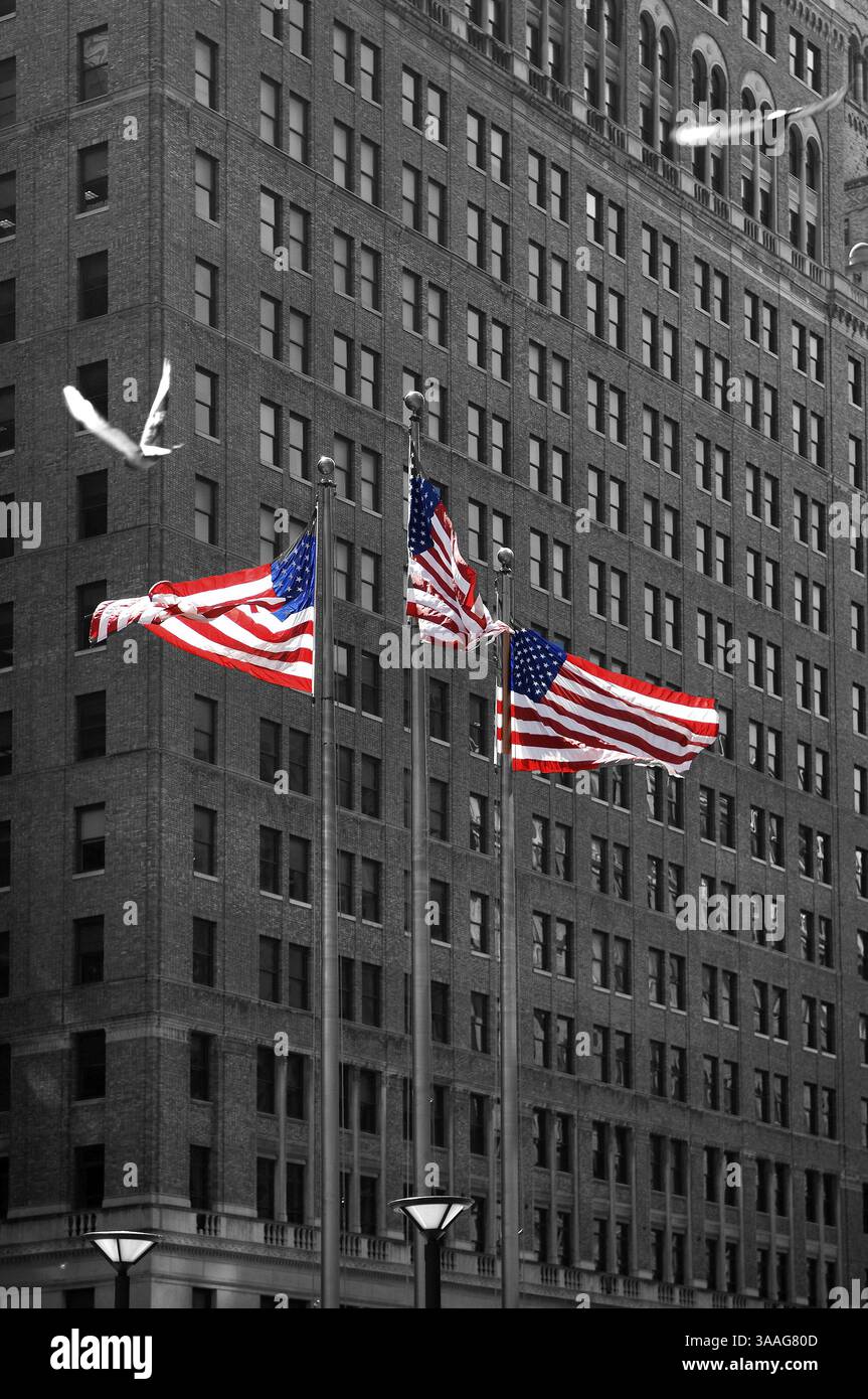 Sventolando le bandiere americane dietro il grattacielo, New York City, USA, Nord America Foto Stock