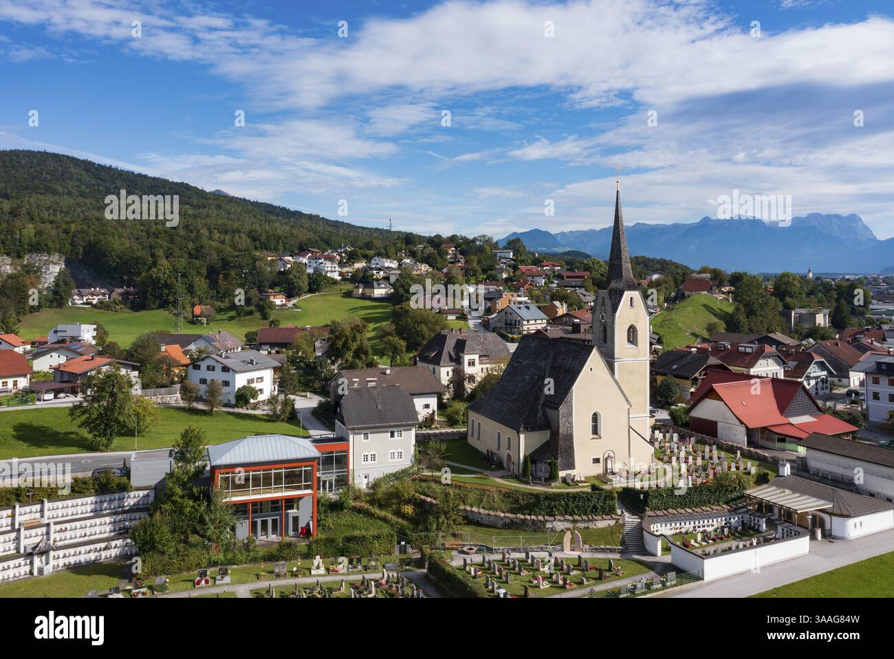 Immagine del drone, vista del villaggio con chiesa, Puch vicino Hallein, Salzachtal, Tennengau, provincia di Salisburgo, Austria, Europa Foto Stock