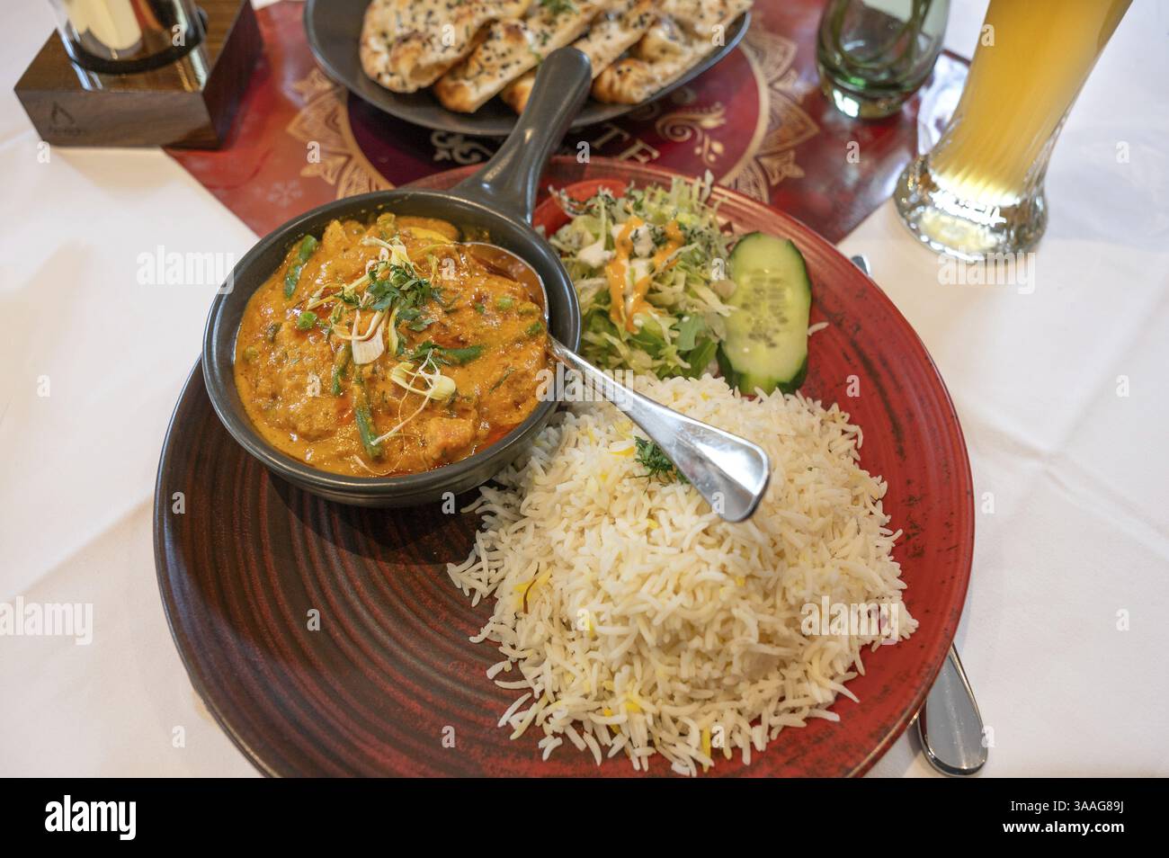 Pollo al mango, pollo in salsa fresca di mango-zafferano anacardi e mandorle, servito in un ristorante indiano, Baviera, Germania, Europa Foto Stock