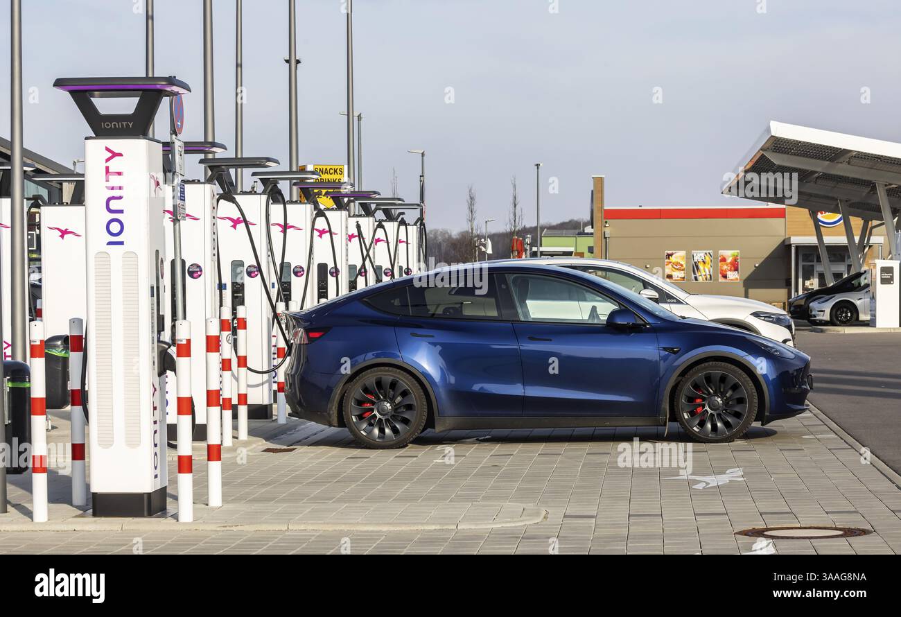 Stazione di ricarica Ionity con auto sull'autostrada A8 nei pressi di Merklingen, Alb-Donau-Kreis, Merklingen, Baden-Wuerttemberg, Germania, Europa Foto Stock